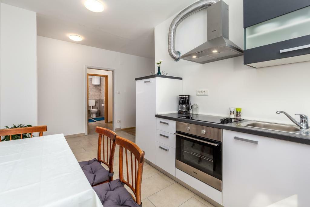 Apartment Roza, Sea View, Free Parking *